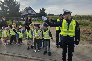 policjanci przeprowadzają dzieci przez przejście dla pieszych