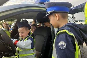 dzieci ogladają radiowóz