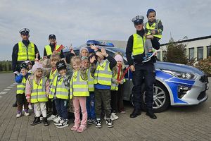 wspólne zdjęcie dzieci i policjantów przy radiowozie