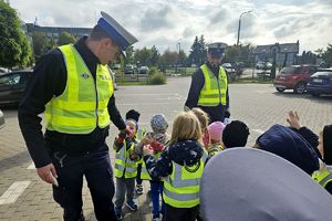 policjanci żegnają się z dziećmi
