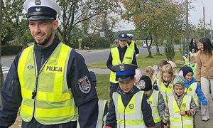 policjant na spacerze z dziećmi