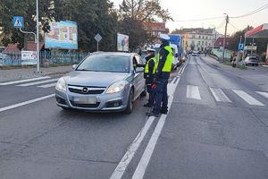 policjanci kontrolują trzeźwość kierujących