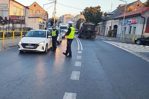 policjanci kontrolują trzeźwość kierujących