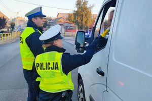 policjanci kontrolują trzeźwość kierujących