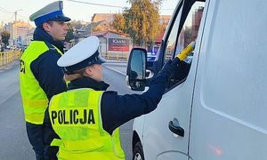 policjanci kontrolują trzeźwość kierujących