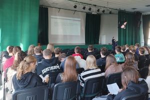 policjantka rozmawia z licealistami