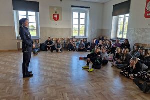 policjantka rozmawia z uczniami