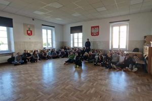 wspólne zdjęcie uczniów z policjantką