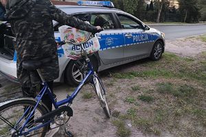 kobieta z rowerem przy radiowozie