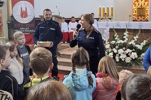 policjanci rozmawiają z dziećmi