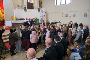 policjanci rozmawiają z dziećmi
