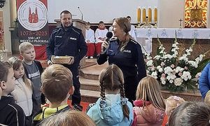policjanci rozmawiają z policjantami