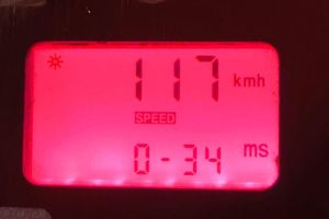 wyświetlacz fotoradaru z zarejestrowana prędkością 117 kilometrów na godzinę