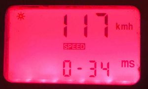 wyświetlacz fotoradaru z zarejestrowanym wynikiem 117 kilometrów na godzinę