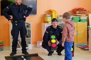 policjanci wyjaśniają dzieciom kolory świateł drogowych