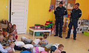 policjanci rozmawiają z dziećmi