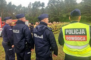 policjanci przed ćwiczeniami