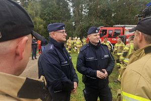 policjanci rozmawiają ze starżakami