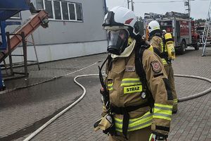 strażacy gaszą pożar