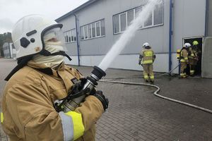 strażak gasi pożar