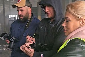 policjanci w hali podczas oględzin