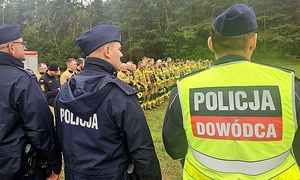 policjanci przed ćwiczeniami