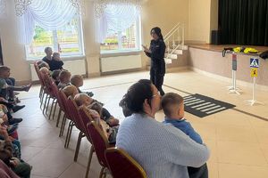 policjantka rozmawia z dziećmi