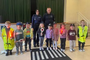 wspólne zdjęcie dzieci z policjantami