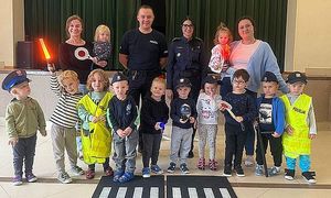 wspólne zdjęcie dzieci z policjantami