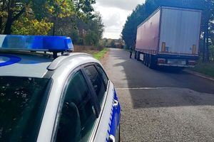 policjant rozmawia z kierowcą pojazdu cieżarowego