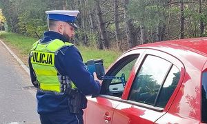 policjant rozmawia z kierowcą