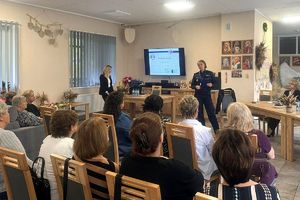 policjantka rozmawia z uczestnikami debaty