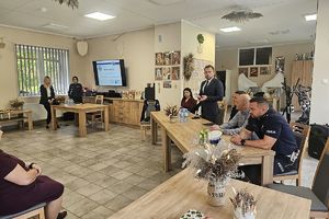 zastępca wójta rozmawia z uczestnikami debaty