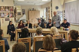 policjant służby kryminalnej opowiada o oszustwach