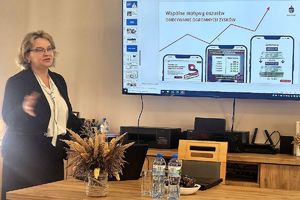 doradca finansowy ostrzega przed fejkowymi ogłoszeniami o inwestycjach