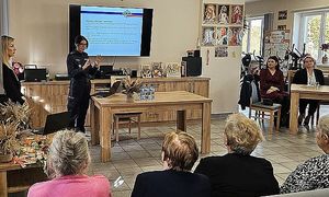 policjantka prowadzi spotkanie