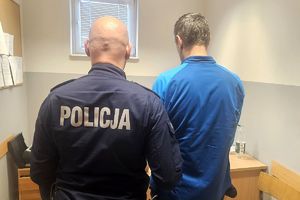 policjant z zatrzymanym