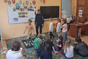 dzieci uczą się zasad przechodzenia przez jezdnię