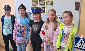 dzieci w policyjnych czapkach