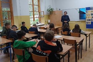 policjantka rozmawia z uczniami