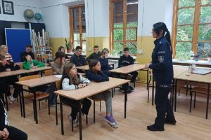 policjantka rozmawia z uczniami
