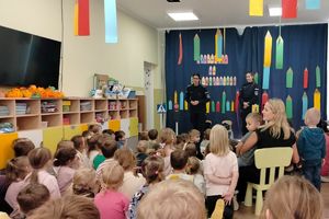 policjantki rozmawiają z przedszkolakami