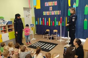 policjantki i dziewczynka w czapce policyjnej