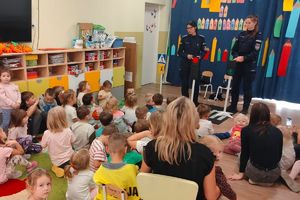 policjantka wyjaśnia dzieciom sygnały drogowe