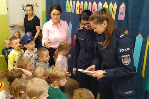 policjantki rozdają dzieciom opaski odblaskowe