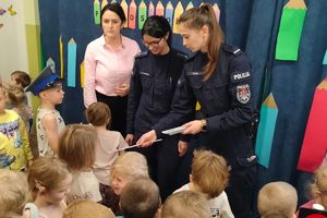 policjantki rozdają dzieciom opaski odblaskowe