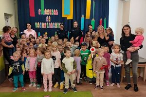 wspólne zdjęcie dzieci z policjantkami