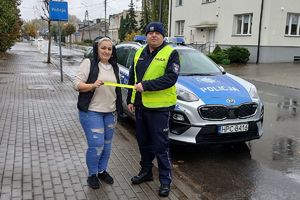 policjant wręcza odblask kobiecie