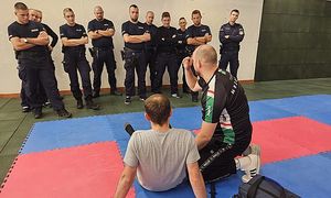 policjanci na szkoleniu słuchają instruktora