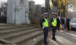 policjanci przy cementarzu